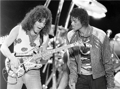 14. Juli 1984: Gitarrist Eddie Van Halen (l.) spielt mit Michael Jackson „Beat It“. Das Foto entstand auf Jacksons „Victory Tour“-Konzert in Irving/USA. 
