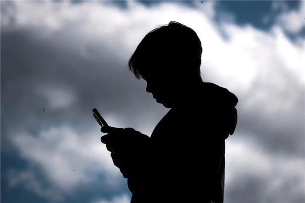 14-jähriger Junge nutzt Handy in Gosford, Australien, vor Verbot von Instagram und Social Media ab 10. Dezember
