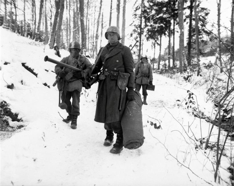 14 janvier 1945: trois GI, après avoir tenu une position boisée toute la nuit près de Wiltz contre la contre-attaque allemande
