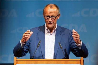 14.09.2024, Thüringen, Weimar: Friedrich Merz, CDU-Bundesvorsitzender, spricht auf der 40. Bundestagung der Christlich-Demokratischen Arbeitnehmerschaft (CDA) im congress centrum weimarhalle in Weimar. (zu dpa: «CDU-Kreise rechnen mit einvernehmlicher Lösung der K-Frage») Foto: Jacob Schröter/dpa +++ dpa-Bildfunk +++
