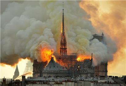 15 April 2019: Flammen und Rauch steigen aus der Kathedrale Notre Dame in Paris
