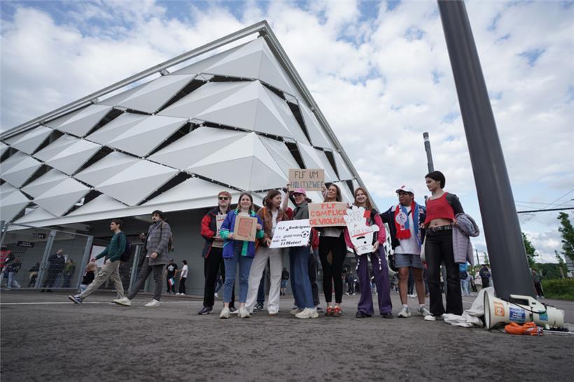 15 Personen hatten sich vor dem Stadion eingefunden, um gegen die FLF zu protest...