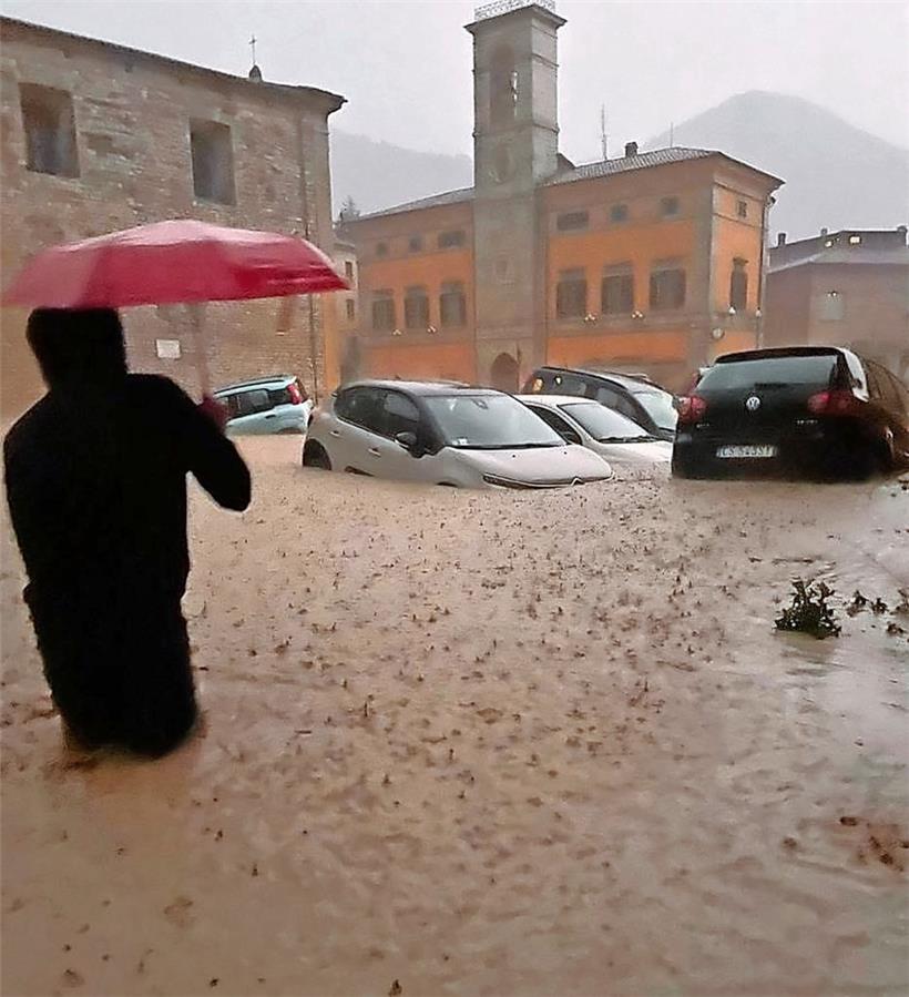 15. September 2022: Die Straßen und Plätze im Zentrum von Cantiano werden überflutet
