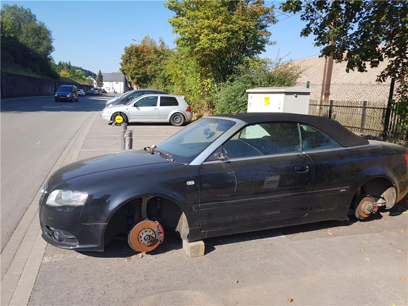 15 beschlagnahmte Autos standen am Montag in der rue Barbourg in Esch. An diesem Audi sind die vier Räder abmontiert worden.
