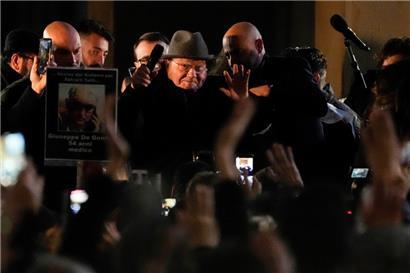 15.01.2022, Italien, Mailand: Luc Montagnier (M), Virologe und Nobelpreisträger aus Frankreich, winkt Protestteilnehmer zu, nachdem er während einer Demonstration gegen die Corona-Maßnahmen der Regierung eine Rede gehalten hat
