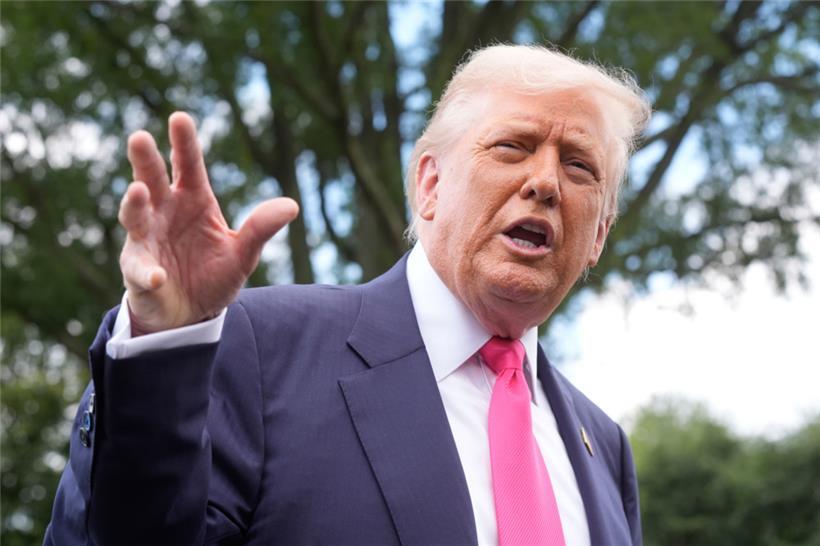 15.07.2025, USA, Washington: US-Präsident Donald Trump spricht zu den Medien, als er das Weiße Haus verlässt
