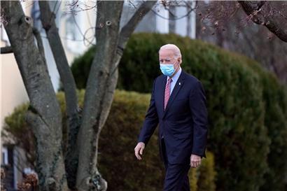 16.01.2021, USA, Wilmington: Joe Biden, designierter Präsident der USA, verlässt die katholische Kirche St. Joseph on the Brandywine
