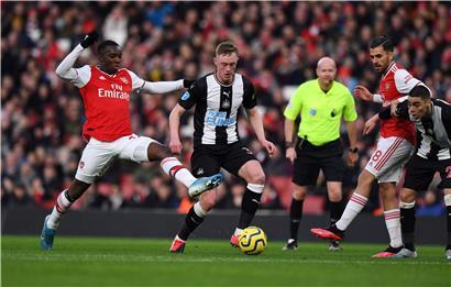 16.02.2020, Großbritannien, London: Fußball: Premier League, England, FC Arsenal – Newcastle United, 26. Spieltag, im Emirates Stadion: Paul Dummett (2.v.l) von Newcastle United in Aktion gegen Edward Nketiah (l) vom FC Arsenal. Foto: Robin Parker/CSM via ZUMA Wire/dpa +++ dpa-Bildfunk +++
