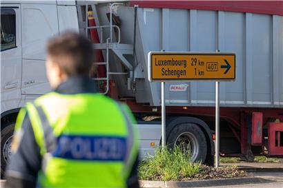16.03.2020, Saarland, Perl: Am Dreiländereck Deutschland – Luxemburg – Frankreich in Perl kontrolliert auf deutscher Seite die Bundespolizei den nach Deutschland einfahrenden Verkehr. In der Coronavirus-Krise führt Deutschland am Montag umfassende Kontrollen und Einreiseverbote an den Grenzen ein, auch zu Luxemburg. Foto: Christoph Reichwein/dpa +++ dpa-Bildfunk +++

