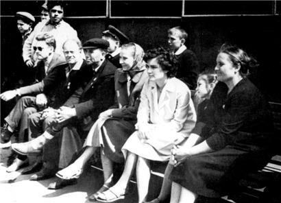 17 Jahre nach der Befreiung (v.r.n.l.): Lidias leibliche Mutter Anna Botscharowa, eine ihrer kleinen Schwestern, Lidia, die Pflegemutter Bronslawa Rydzikowska und Lidias Vater Alexej Botscharow
