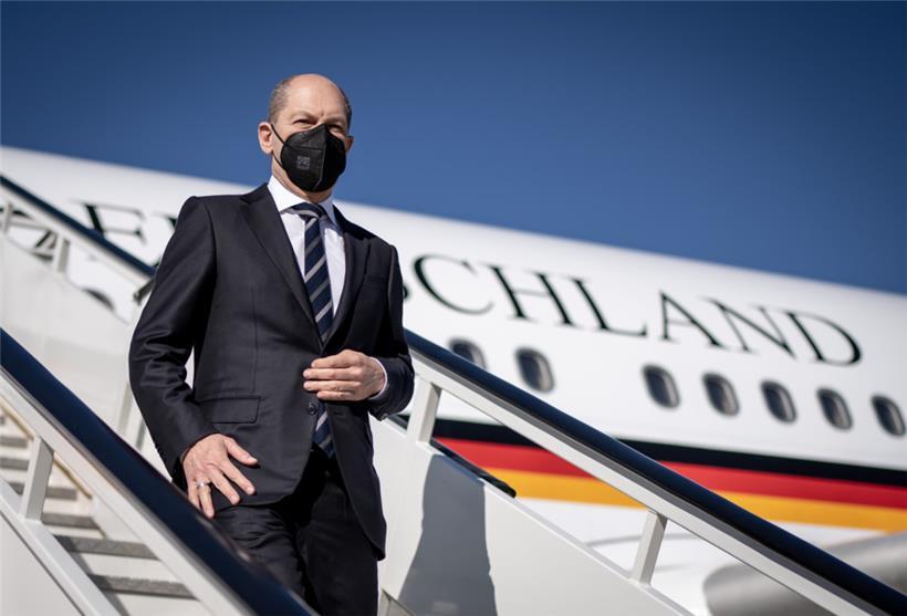 17.01.2022, Spanien, Madrid: Bundeskanzler Olaf Scholz (SPD) steigt am Militärflughafen Torrejón de Ardoz von Madrid aus dem Flugzeug
