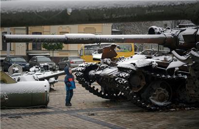 17.11.2022, Ukraine, Kiew: Ein Kind betrachtet eine Ausstellung von zerstörten russischen Panzern und gepanzerten Fahrzeugen
