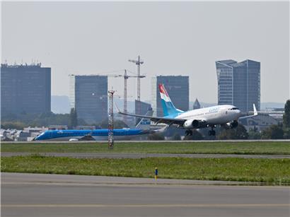 173 Passagiere warten am Flughafen wegen Flugumleitung während Reiseverzögerung und Flugänderung