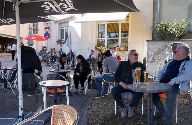17.47 Uhr, Kultbistro „Café Queens“ in Wasserbillig: „Nach e leschte Patt!“
