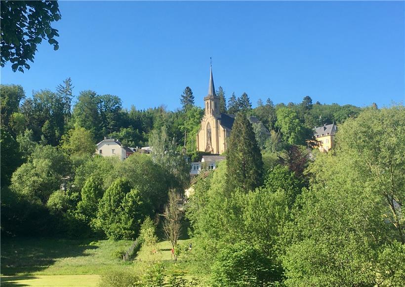 1851 wurde die Kirche gebaut. Schloss Fischbach, rechts oben im Bild, ist viel älter. Heute wohnt dort das erbgroßherzogliche Paar mit Sohn „Charel“.
