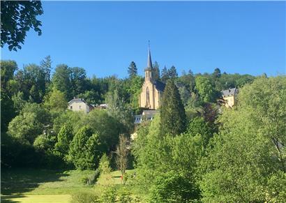 1851 wurde die Kirche gebaut. Schloss Fischbach, rechts oben im Bild, ist viel älter. Heute wohnt dort das erbgroßherzogliche Paar mit Sohn „Charel“.

