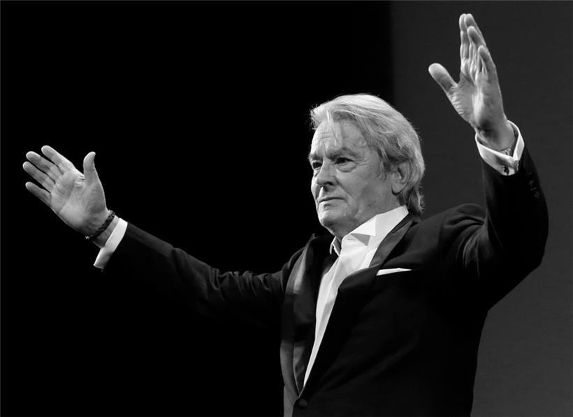 18.8. Alain Delon (88): Tief ins Gesicht gezogener Hut, hochgeschlagener Kragen,...