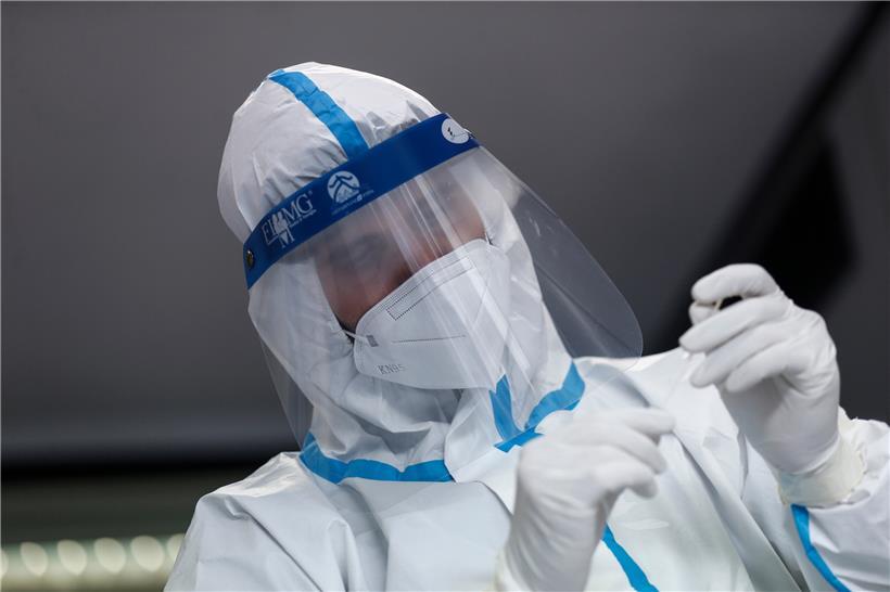 19.11.2020, Italien, Rom: Ein medizinischer Mitarbeiter hält in einer Hausarztpraxis einen Tupfer mit einem Nasenabstrich für einen Corona-Test in der Hand. Hausärzte in Italien haben begonnen Schnelltests durchzuführen, um das Gesundheitssystem zu entlasten. Foto: Cecilia Fabiano/LaPresse via ZUMA Press/dpa +++ dpa-Bildfunk +++
