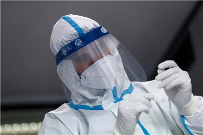 19.11.2020, Italien, Rom: Ein medizinischer Mitarbeiter hält in einer Hausarztpraxis einen Tupfer mit einem Nasenabstrich für einen Corona-Test in der Hand. Hausärzte in Italien haben begonnen Schnelltests durchzuführen, um das Gesundheitssystem zu entlasten. Foto: Cecilia Fabiano/LaPresse via ZUMA Press/dpa +++ dpa-Bildfunk +++
