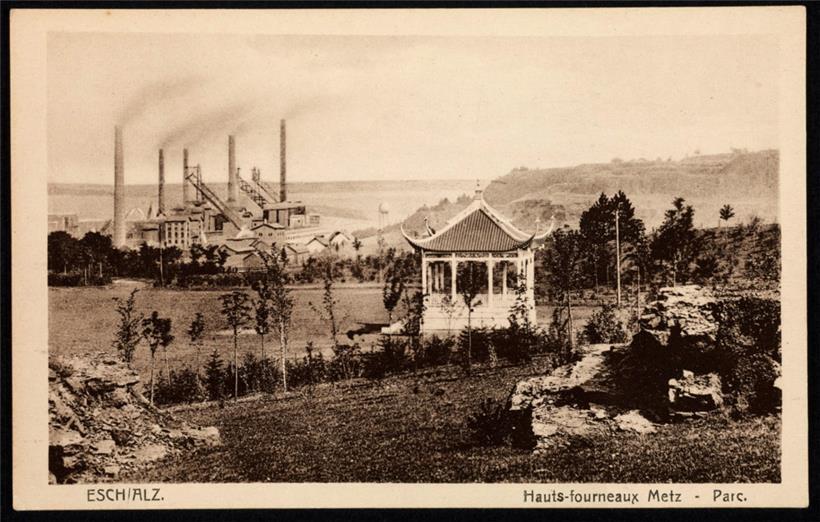 1912 errichteten André Koch, Paul Flesch und der Verschönerungsverein den neuen Escher Stadtpark als grüne Lunge inmitten einer industriellen Umgebung (im Hintergrund die modernisierte Metzeschmelz und der Tagebau am Lallengerbierg)
