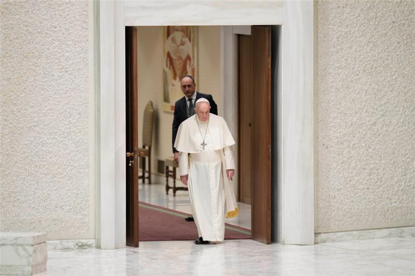 19.1.2022: Papst Franziskus trifft zu seiner wöchentlichen Generalaudienz in der vatikanischen Audienzhalle „Paul VI.“ ein
