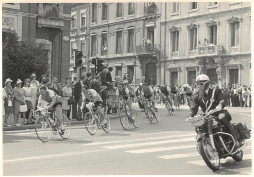 1967: Die Tour de France durchquert die Luxemburger Hauptstadt, mit an der Spitz...