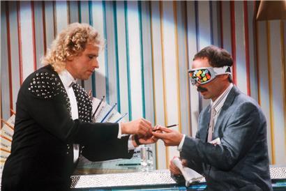 1986 wurden Thomas Gottschalk (l) und sein Team vom damaligen Chefredakteur des Satiremagazins «Titanic», Bernd Fritz, gefoppt: Dieser enthüllt nach seiner Wette, bei der er die Farbe von Buntstiften am Geschmack erkannt haben will, dass er unter der Brille durchgeguckt habe.
