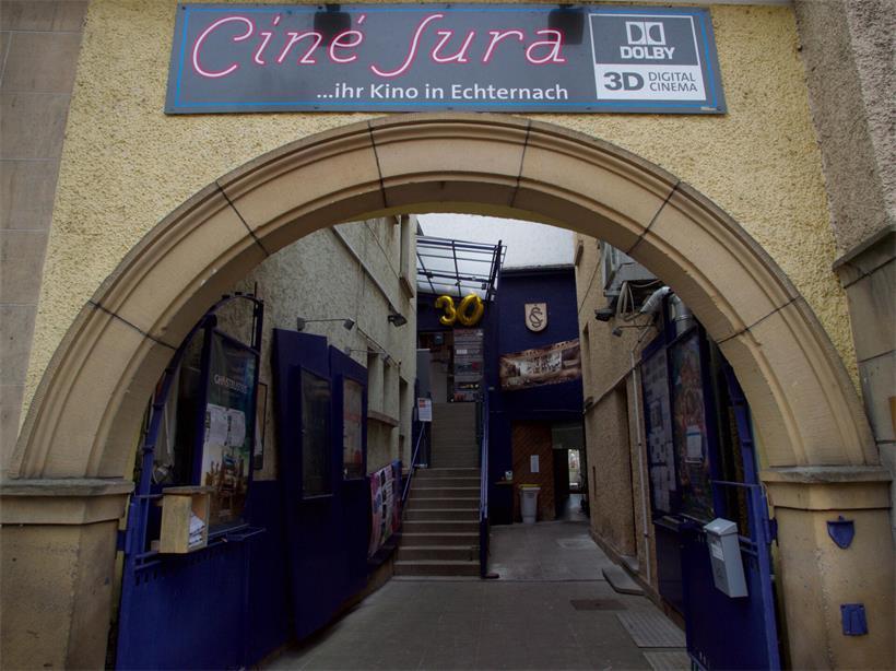Außenansicht des Kinos Sura bei Nacht, Eröffnung 1991, historisches Filmtheater in urbaner Umgebung