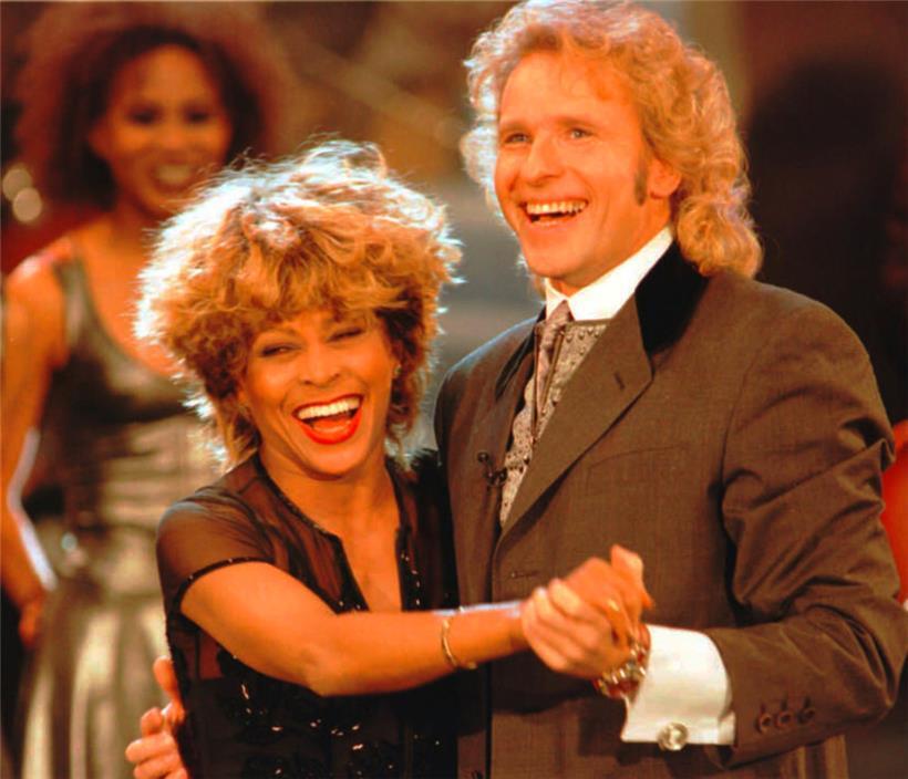 1996: Nach ihrer gewonnenen Wette bei der Fernsehsendung „Wetten, dass..“ tanzt US-Popstar Tina Turner mit Moderator Thomas Gottschalk einen Wiener Walzer. 
