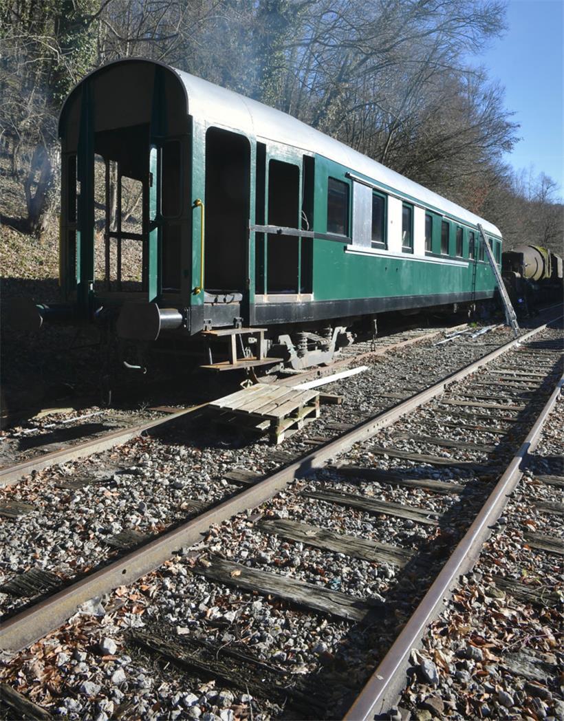 2) Fond-de-Gras (Petingen): „Eisenbahnwagon“. Geplante Fertigstellung: August 20...