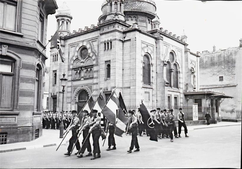 20. April 1941: Aufmarsch der „Luxemburger Volksjugend“ (LVJ) in Hitler-Jugend-Uniformen. Dies ist möglicherweise die letzte Aufnahme der intakten Synagoge.
