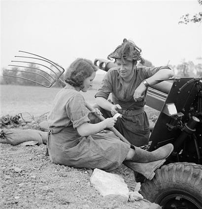 20. Juli 1944: Ein Kanonier einer 25-Pdr-Batterie unterhält sich mit einem französischen Mädchen in der Normandie
