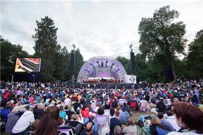 2.000 bis 3.000 Menschen hatten sich am Samstag auf der Kinnekswiss eingefunden
