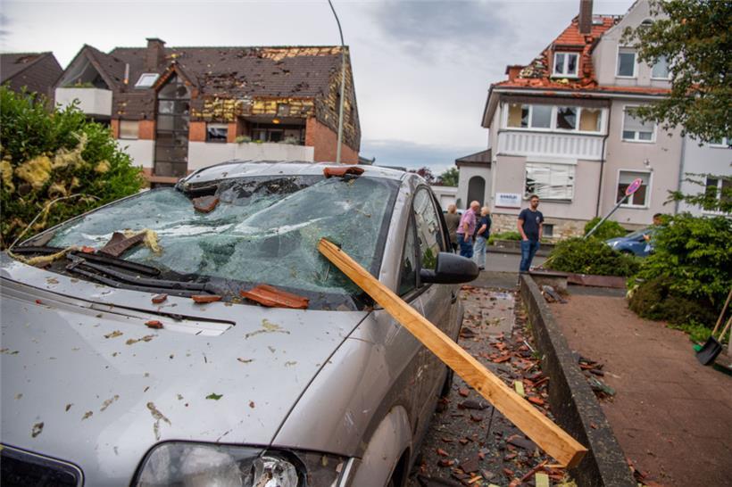 20.05.2022, Nordrhein-Westfalen, Paderborn: Eine Dachlatte steckt in der Windschutzscheibe eines parkenden Autos. Ein Unwetter hat auch in Paderborn große Schäden angerichtet.
