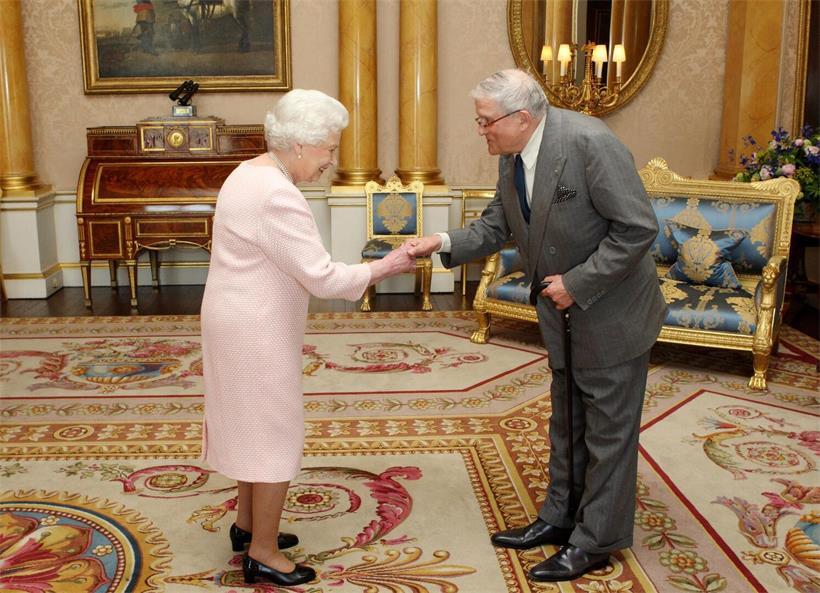 Der britische Maler David Hockney ist tot 2012 erhielt David Hockney (r.) den „Order of Merit“ von Queen Elizabeth II (l.)