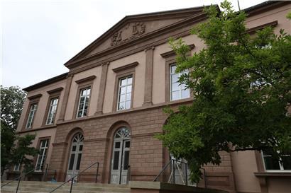 2014 soll die Angeklagte der Tochter ihres Freundes den Arm gebrochen haben
