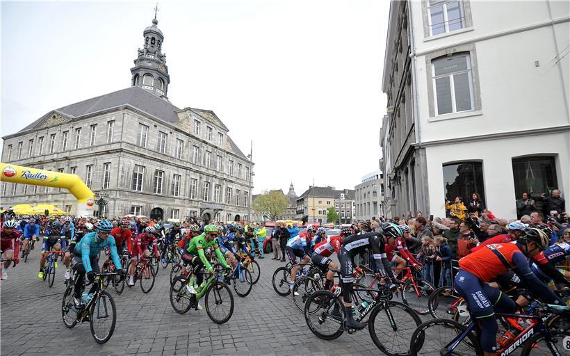 2017 ging Bob Jungels (in der Mitte des Bildes) noch im Landesmeistertrikot und für Quick Step Floors beim Amstel Gold Race an den Start
