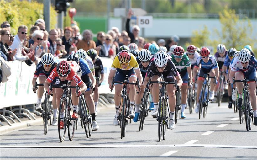 2017 war eine besondere Ausgabe, da Lokalmatadorin Christine Majerus (in Gelb) sowohl die Etappe in Steinfort als auch die Gesamtwertung gewann
