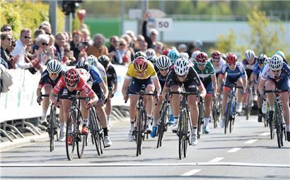 2017 war eine besondere Ausgabe, da Lokalmatadorin Christine Majerus (in Gelb) sowohl die Etappe in Steinfort als auch die Gesamtwertung gewann
