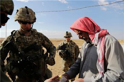 2018 im irakischen Anbar: US-amerikanische Soldaten unterhalten sich im Rahmen einer Aufklärungsmission auf dem Land mit einem Schäfer
