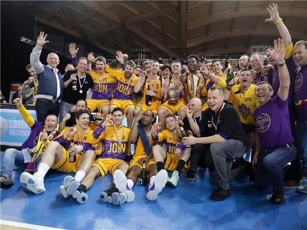 Billy McDaniel gewinnt 2018 mit Steinsel den Pokal im Finale gegen Ettelbrück in der Coque