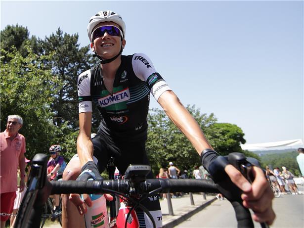 Radrennfahrer im Trikot des spanischen Continental-Teams Kometa bei einem Straßenrennen 2018-2019