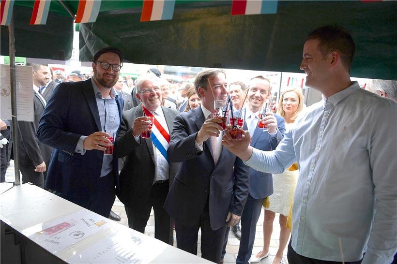 2019: Mike Hansen (l.) und Boris Molitor (r.) vom Boxclub Esch begrüßen die illu...