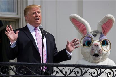 2019 sprach Trump zu Ostern vom Truman Balkon des weißen Hauses, begleitet vom Osterhasen.
