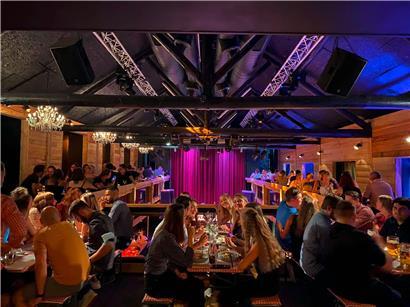 2020 wird nicht mehr wild gefeiert, sondern im Sitzen in der Disko diniert und zur Musik geschunkelt, denn nur so können Luxemburgs Nachtklubs überhaupt noch überleben

