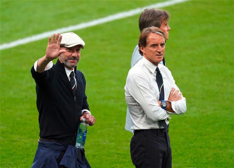 2021 im Wembley-Stadion: Italiens Trainer Roberto Mancini (r) und Gianluca Vialli, Delegationschef der italienischen Nationalmannschaft, vor dem EM-Finale gegen England
