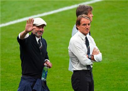 2021 im Wembley-Stadion: Italiens Trainer Roberto Mancini (r) und Gianluca Vialli, Delegationschef der italienischen Nationalmannschaft, vor dem EM-Finale gegen England
