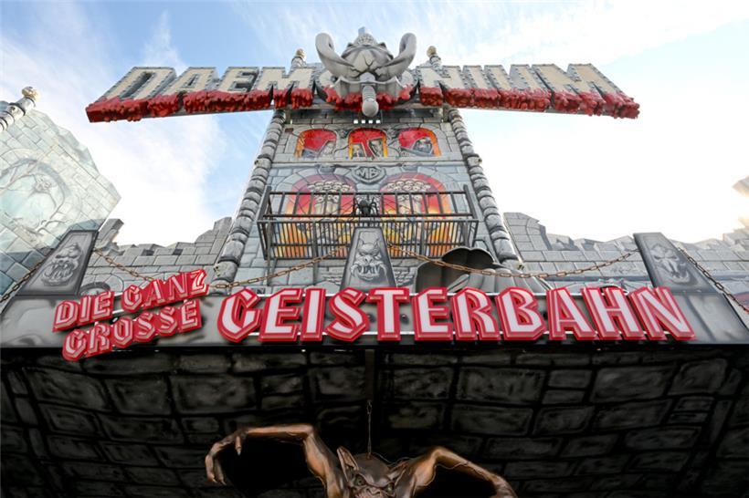 20220816 , Luxembourg , montage , Schueberfouer , Geisterbahn , Daemonium , Foto...