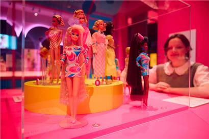 2024 wird Barbie 65 Jahr alt – Eine Ausstellung im Londoner Design Museum zeigt die Designentwicklung der Spielzeuglegende
