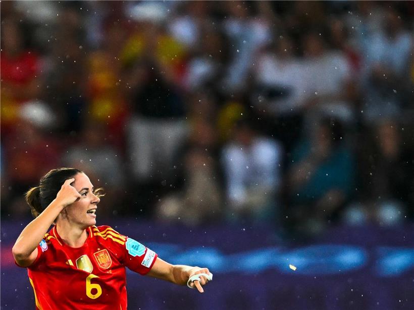 Frau im Sporttrikot bei EM- und Champions-League-Finale 2025, motiviert für neuen Titelangriff 2029